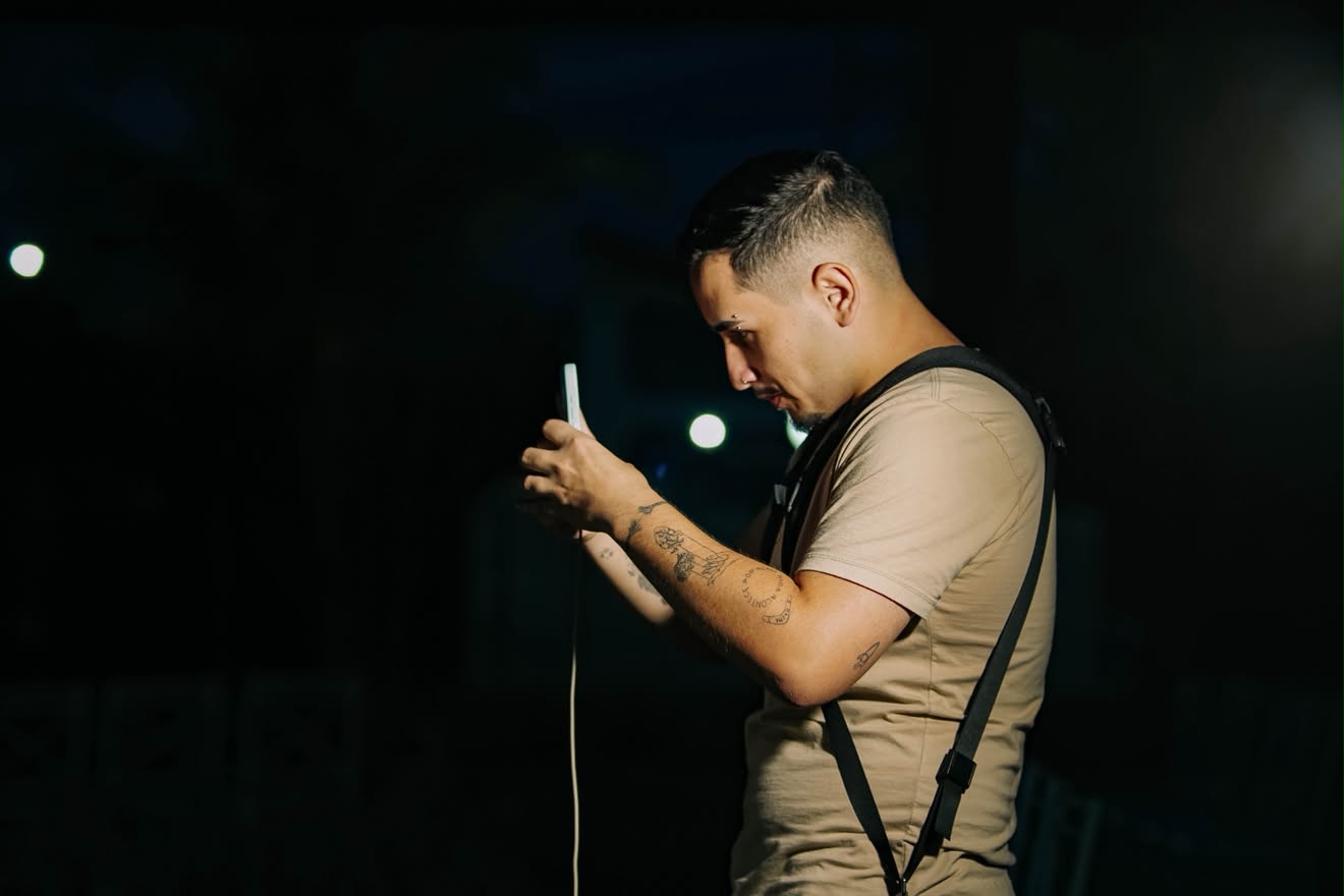 Lucas Henrique trabalhando em uma produção noturna