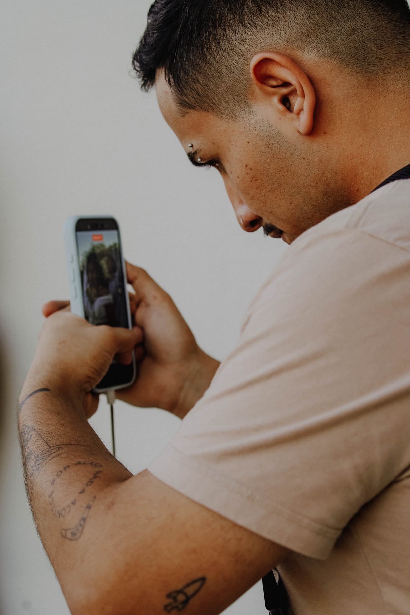 Lucas Henrique gravando conteúdo com um celular