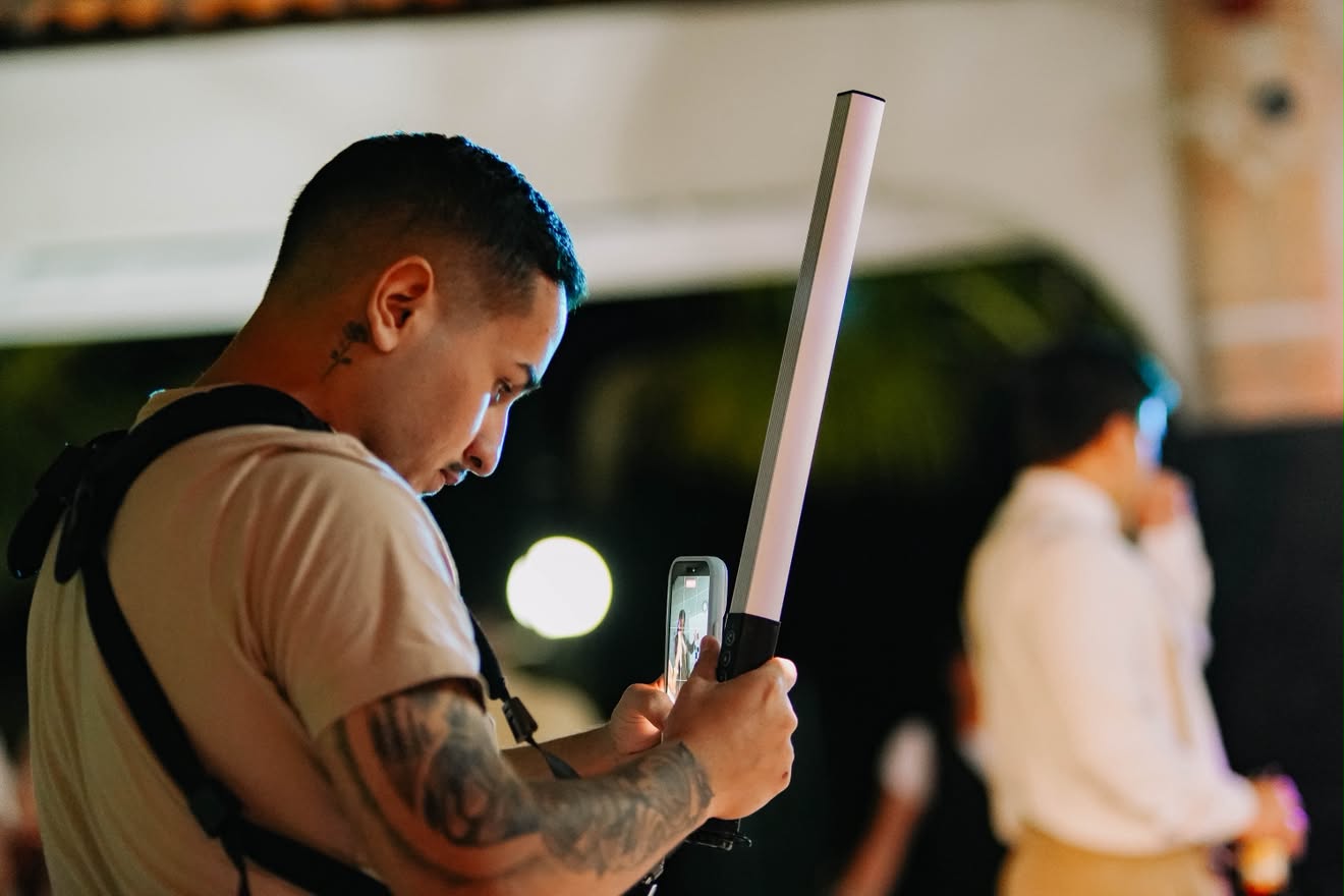 Lucas Henrique produzindo conteúdo durante um evento